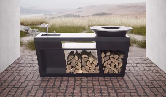 Cucina da esterno monoblocco Commodo di Modularte: barbecue professionale, lavello integrato e vano legnaia in metallo nero di design.