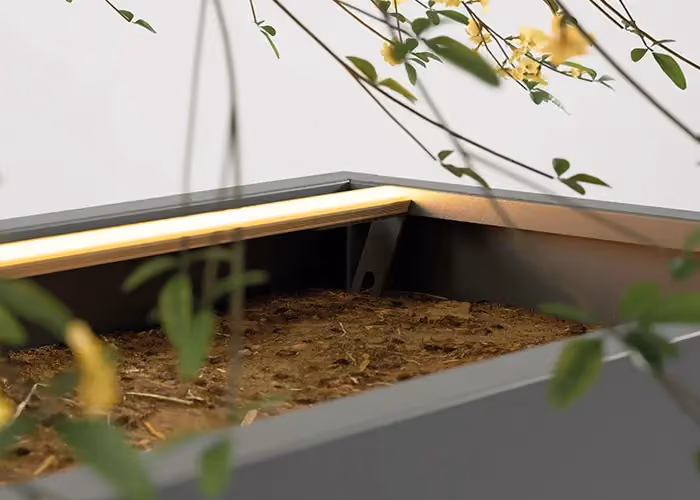 Dettaglio interno fioriera Modularte Cubo Led: alloggiamento della strip-led sotto il bordo metallico per un'illuminazione perimetrale invisibile e protetta.