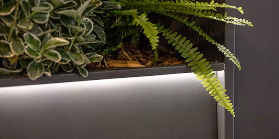 Dettaglio fioriera Cubo Led Modularte con illuminazione radente integrata e strip-led a scomparsa per l'arredo serale di terrazzi e giardini.