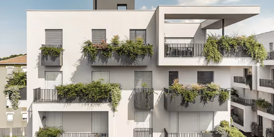 Facciata di un condominio con fioriere integrate nei parapetti di ogni balcone