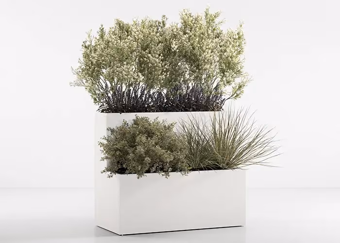 Weißes Modulpflanzgefäß auf zwei Ebenen mit Ziersträuchern und Zierpflanzen, fotografiert auf minimalistisch weißem Grund.