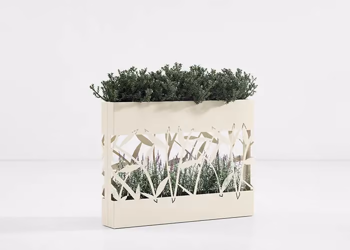 Modernes cremefarbenes Pflanzgefäß mit dekorativem Ausschnittpaneel in organischem Muster und integrierter Zierbepflanzung, fotografiert auf minimalistisch weißem Grund.